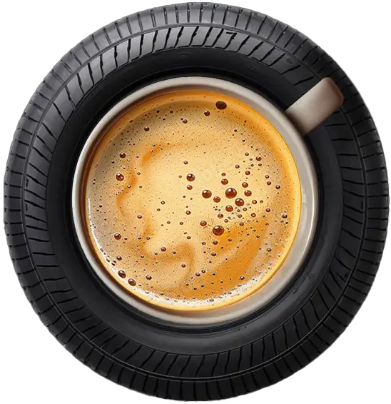 Obenansicht einer Tasse Espresso auf einer schwarzen Untertasse in Form eines Autoreifens, auf dunklem Holzhintergrund.
